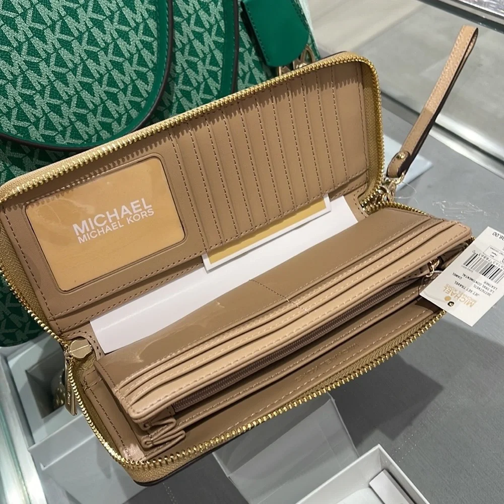 MICHAEL KORS LARGE TRAVEL CONTINENTAL WRISTLET WALLET PHONEHOLDER CAMEL